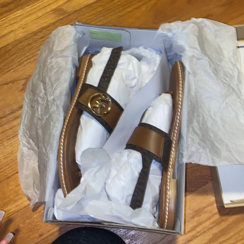 Size 7 Michael Kors Carmen thong sandal - Picture 4 of 6